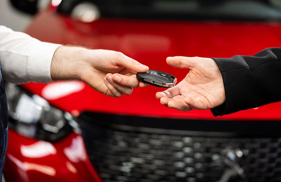 clés de voitures confiés dans une concession automobile